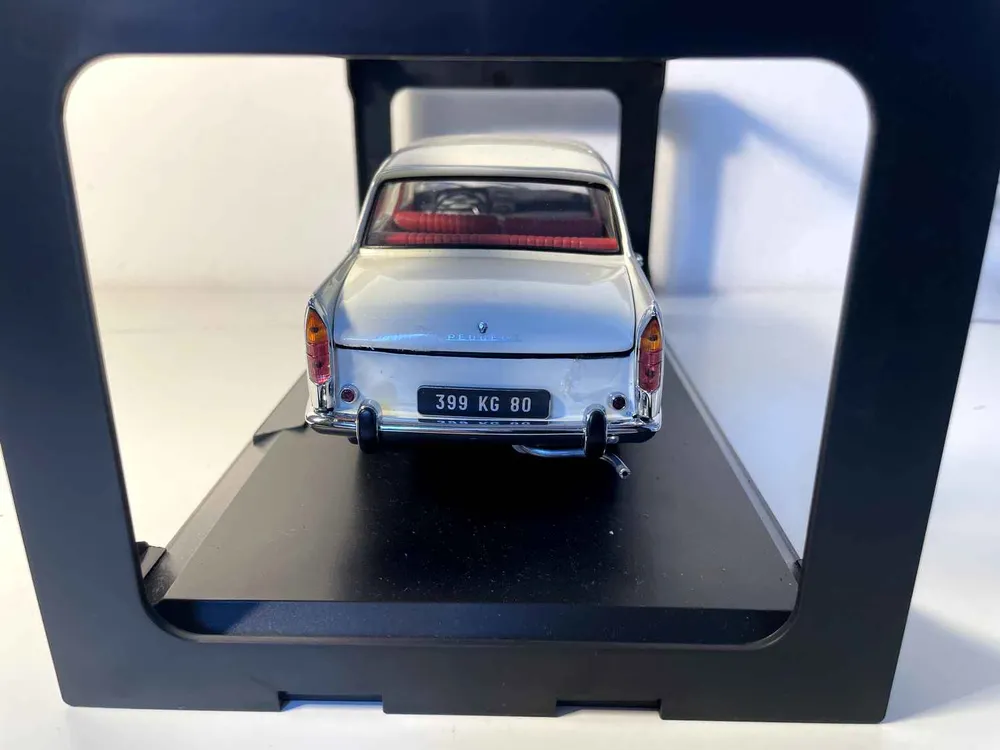 Peugeot 404 blanc cassé (Échelle 1/18ème) - Norev Compatible avec accessoires Givi