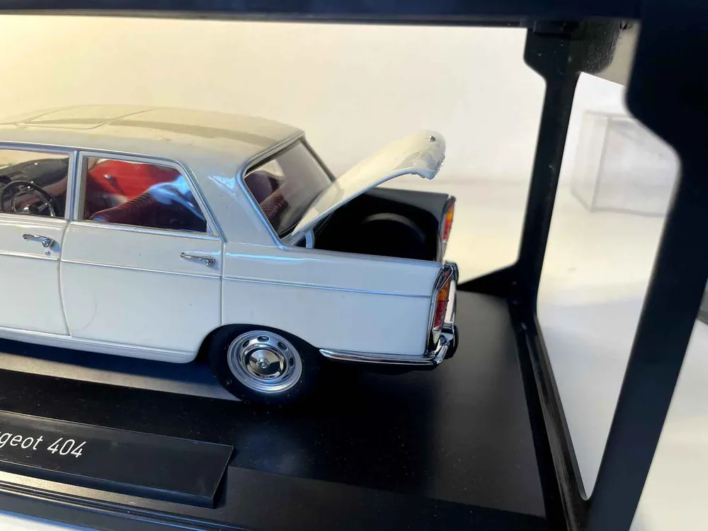 Peugeot 404 blanc cassé (Échelle 1/18ème) - Norev Compatible avec accessoires Givi