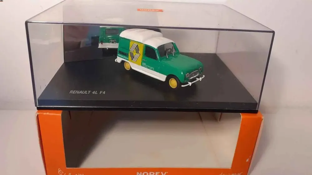 Professionnel Renault 4L F4 fourgonnette verte et blanche avec logo RENAULT (boite rectangle orange)