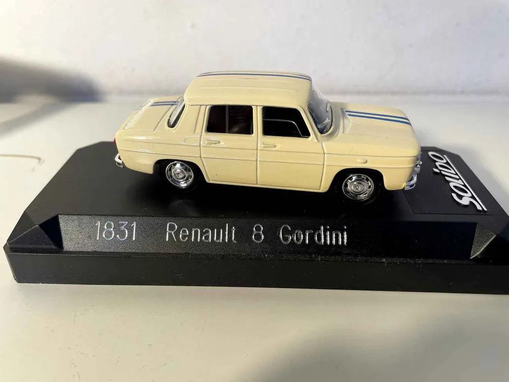 Renault 8 Gordini chamois clair/crême? (Solido référence 1831)