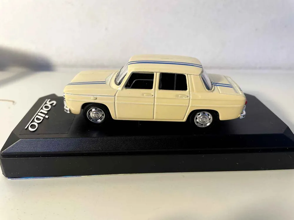 Renault 8 Gordini chamois clair/crême? (Solido référence 1831)