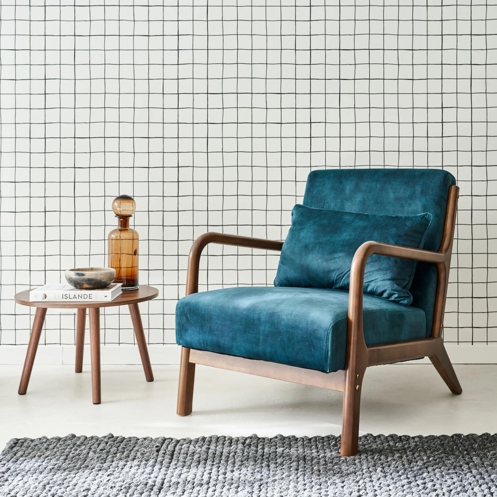 Fauteuil en velours bleu pétrole. Pieds bois d'hévé teinté noyer évident. 1 place droit fixe. Pieds compas scandinave