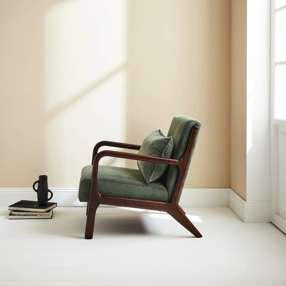 Fauteuil velours côtelé vert . Pieds bois d'hévé teinté wengé. 1 place droit fixe. Pieds compas scandinave. Structure...