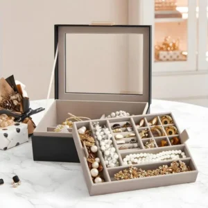 Boîte à bijoux avec couvercle vitré et finitions dorées avec fixation universelle