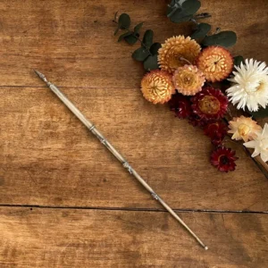 Porte plume métal argenté orné de fleurs de lys Compatible avec la plupart des modèles