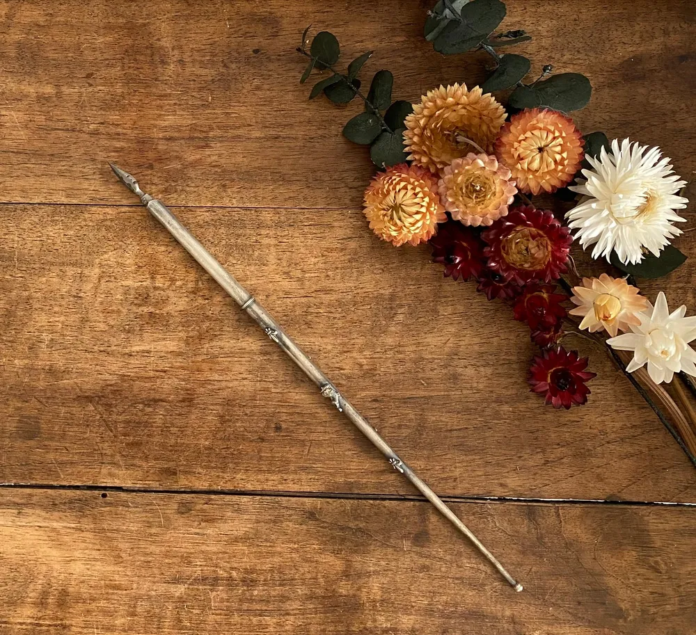 Porte plume métal argenté orné de fleurs de lys Compatible avec la plupart des modèles