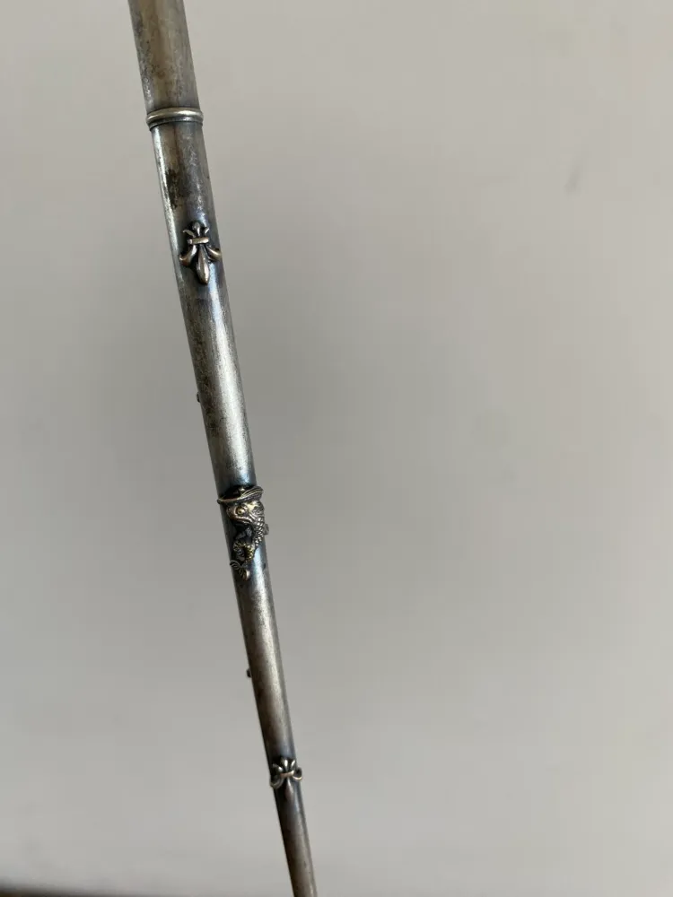 Porte plume métal argenté orné de fleurs de lys Compatible avec la plupart des modèles