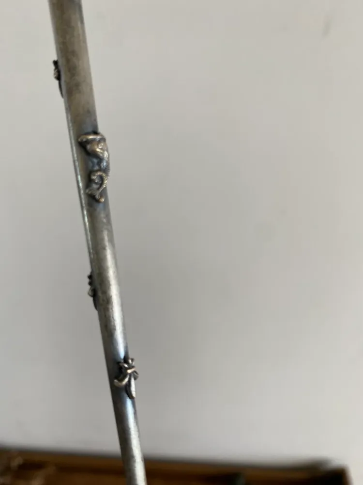Porte plume métal argenté orné de fleurs de lys Compatible avec la plupart des modèles
