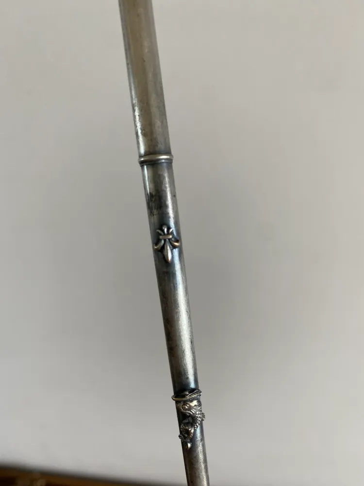 Porte plume métal argenté orné de fleurs de lys Compatible avec la plupart des modèles