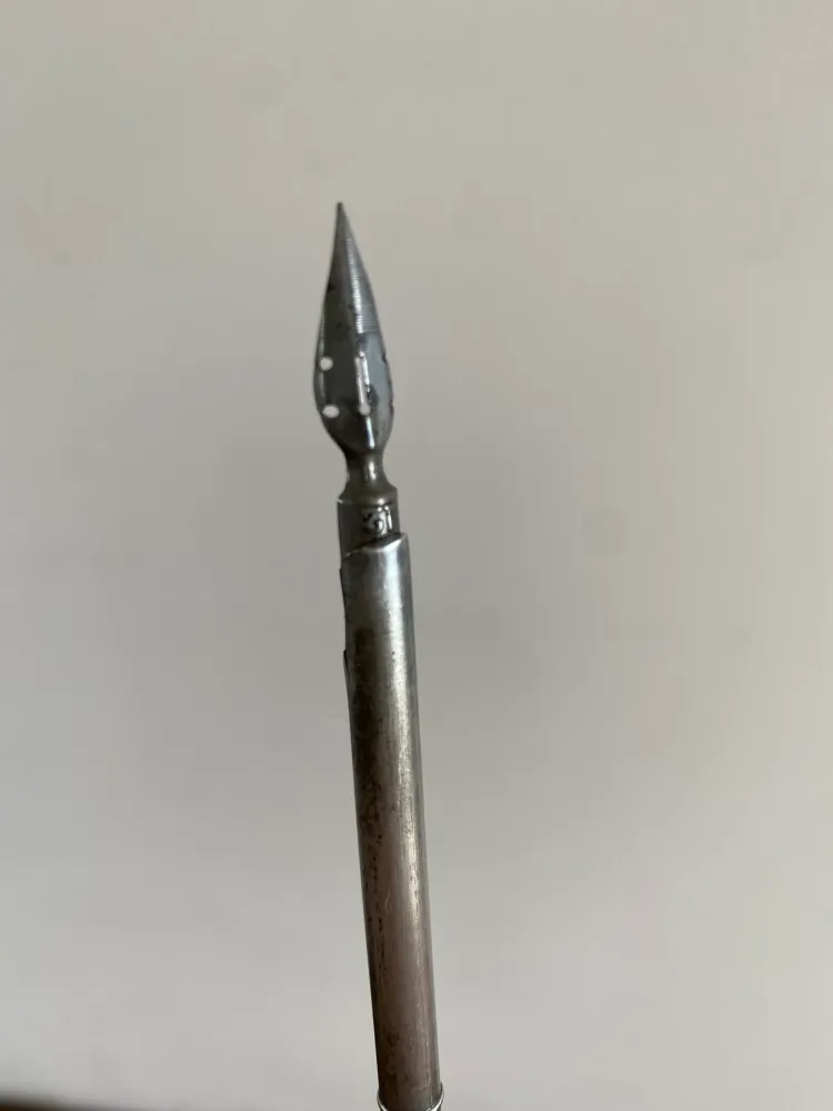 Porte plume métal argenté orné de fleurs de lys Compatible avec la plupart des modèles