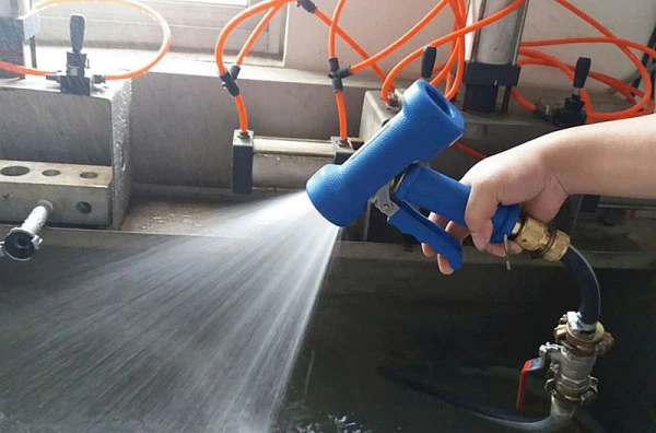 Busching pistolet de lavage industriel G1/2" max. 25bar/65°C jet réglable protection caoutchouc EPDM bleu 100915...