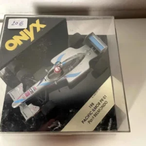 Pacific Ilmor PR 01 grise numéro 33 (Formule 1) Paul Belmondo