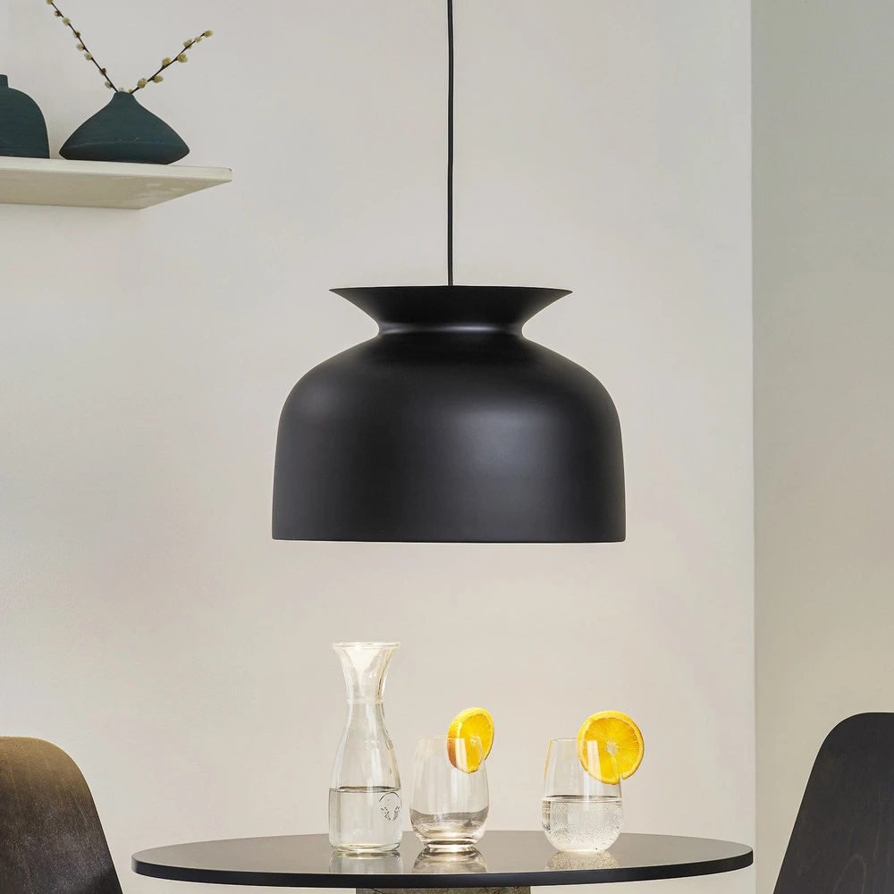 GUBI Ronde suspension Ø 40 cm, noire avec meilleure adhérence