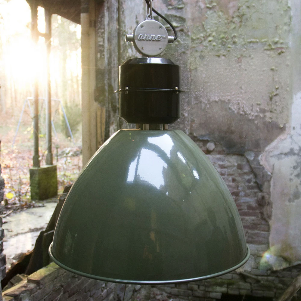 Suspension vert olive Frisk en design industriel avec rivets de maillon