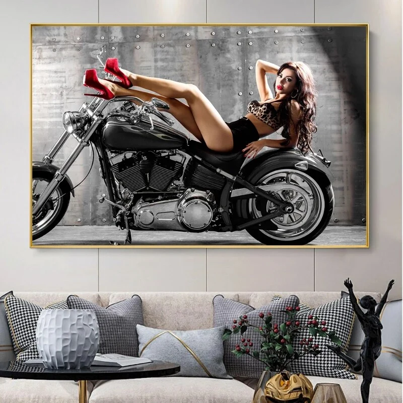 Poster Moto Femme en Talon Allongée Antre du Motard