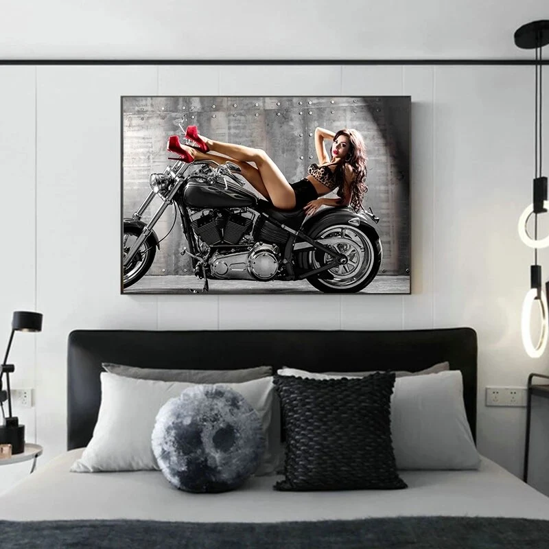 Poster Moto Femme en Talon Allongée Antre du Motard