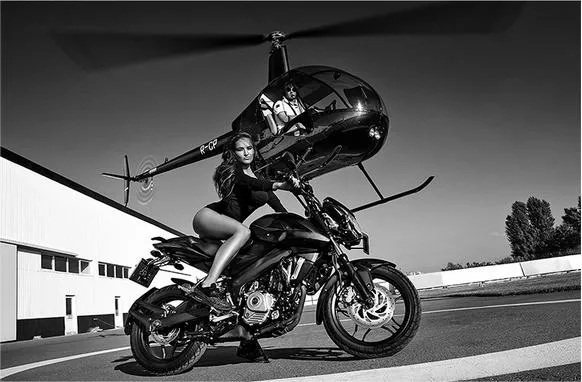 Poster Moto Shooting Femme Motarde Antre du Motard