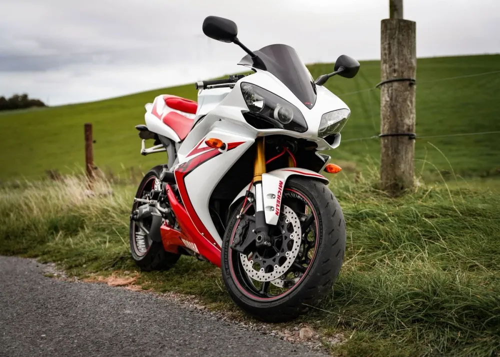 Poster Moto Yamaha R1 en Campagne Antre du Motard