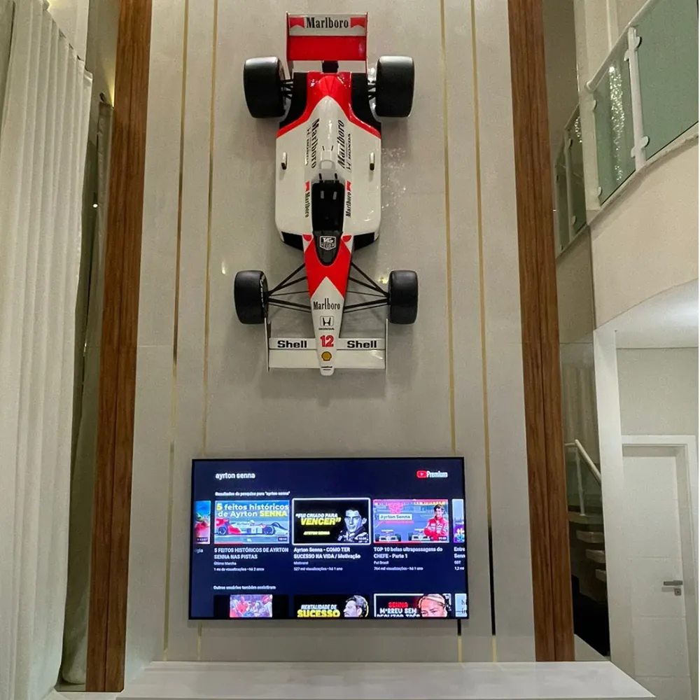 Réplique à l'échelle 1:2 de la voiture de Formule 1 MP4-4 1988 Art of Helmets