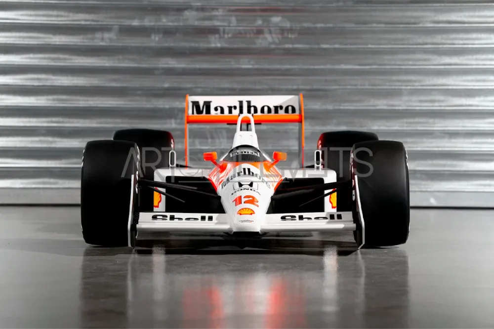 Réplique à l'échelle 1:2 de la voiture de Formule 1 MP4-4 1988 Art of Helmets