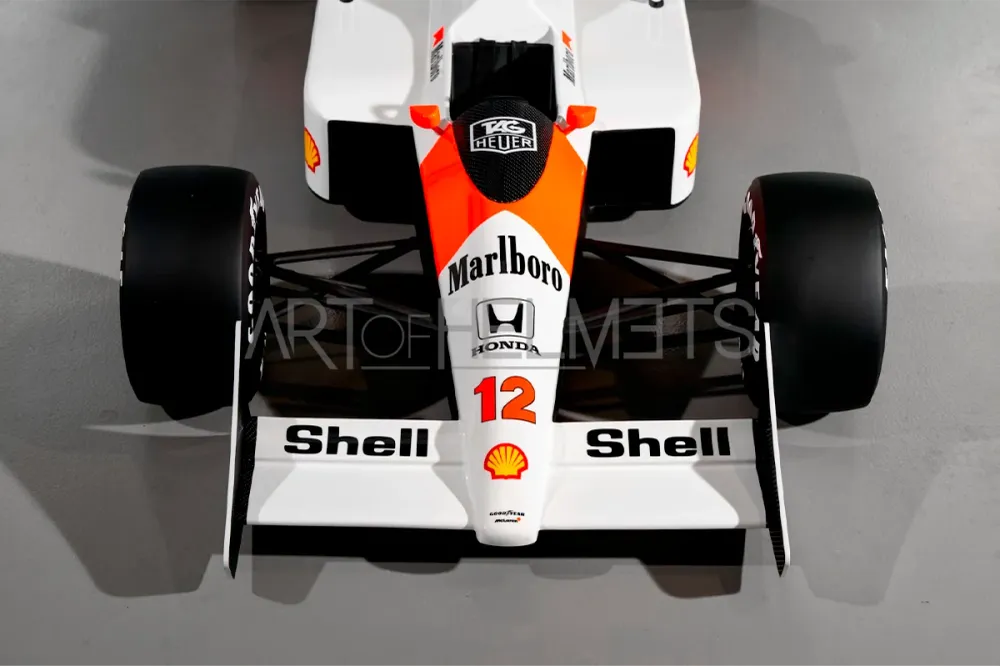 Réplique à l'échelle 1:2 de la voiture de Formule 1 MP4-4 1988 Art of Helmets