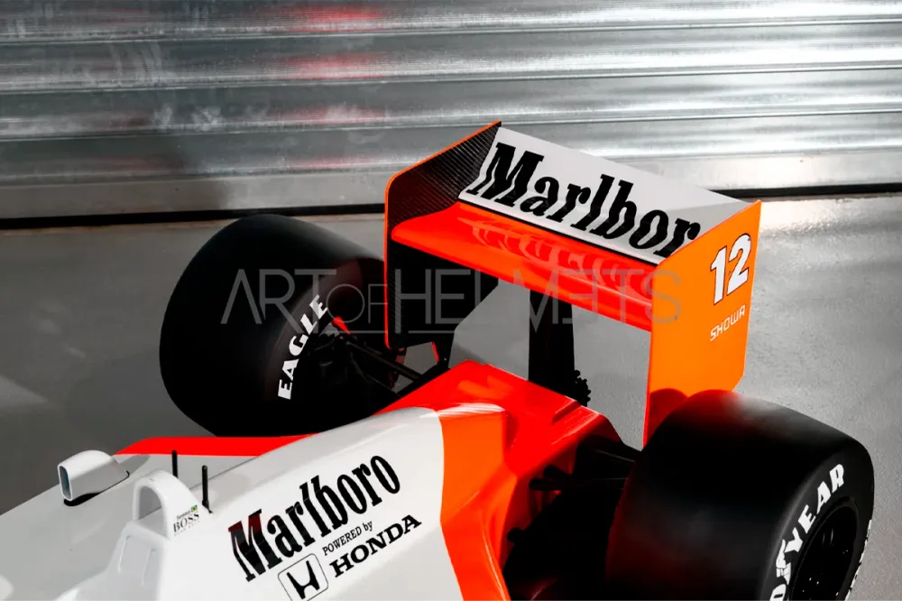 Réplique à l'échelle 1:2 de la voiture de Formule 1 MP4-4 1988 Art of Helmets