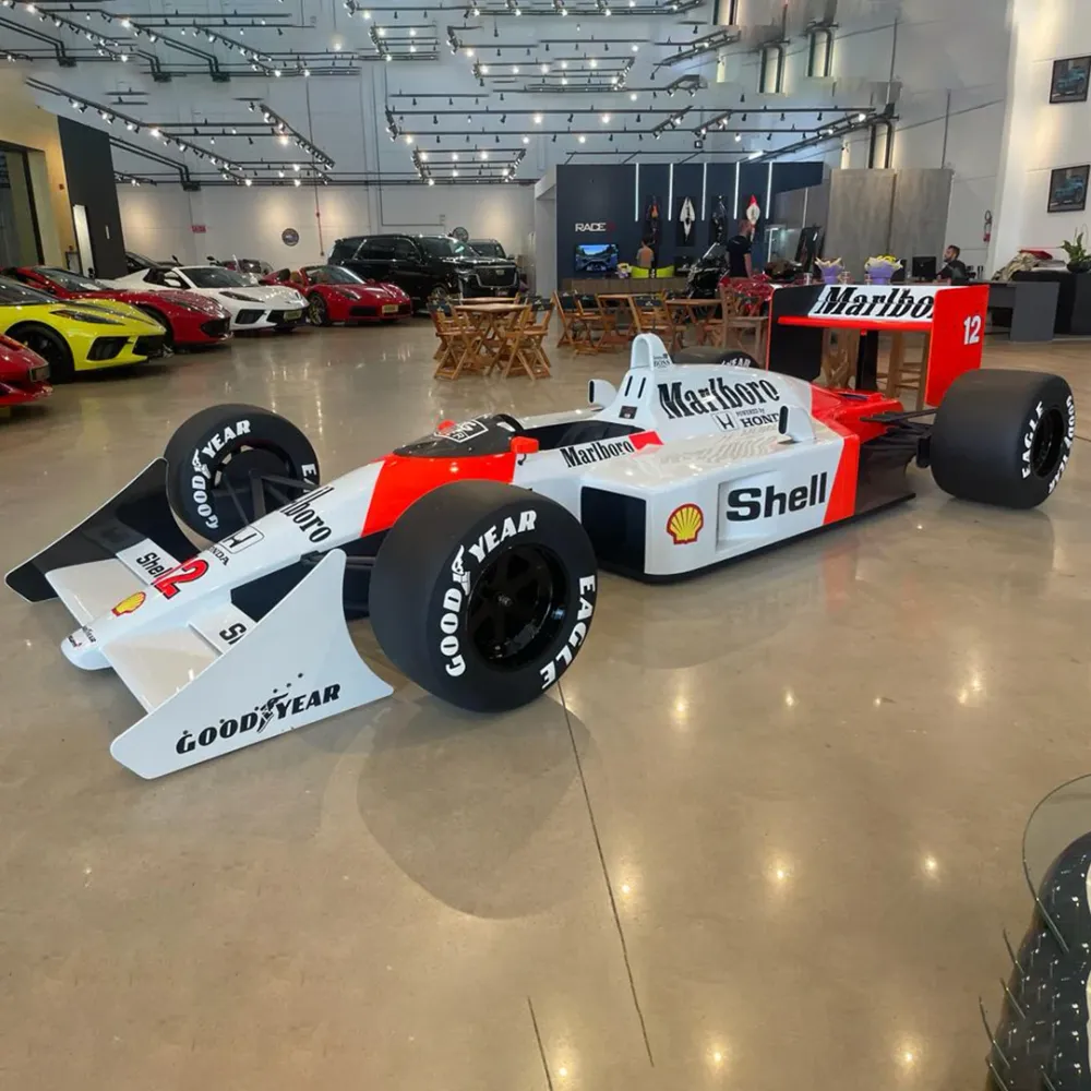 Réplique à l'échelle 1:1 de la voiture de Formule 1 MP4-4 1988 Art of Helmets