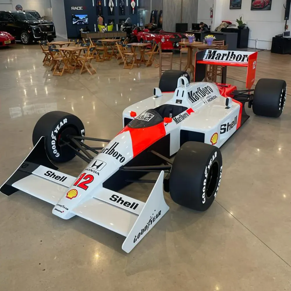 Réplique à l'échelle 1:1 de la voiture de Formule 1 MP4-4 1988 Art of Helmets