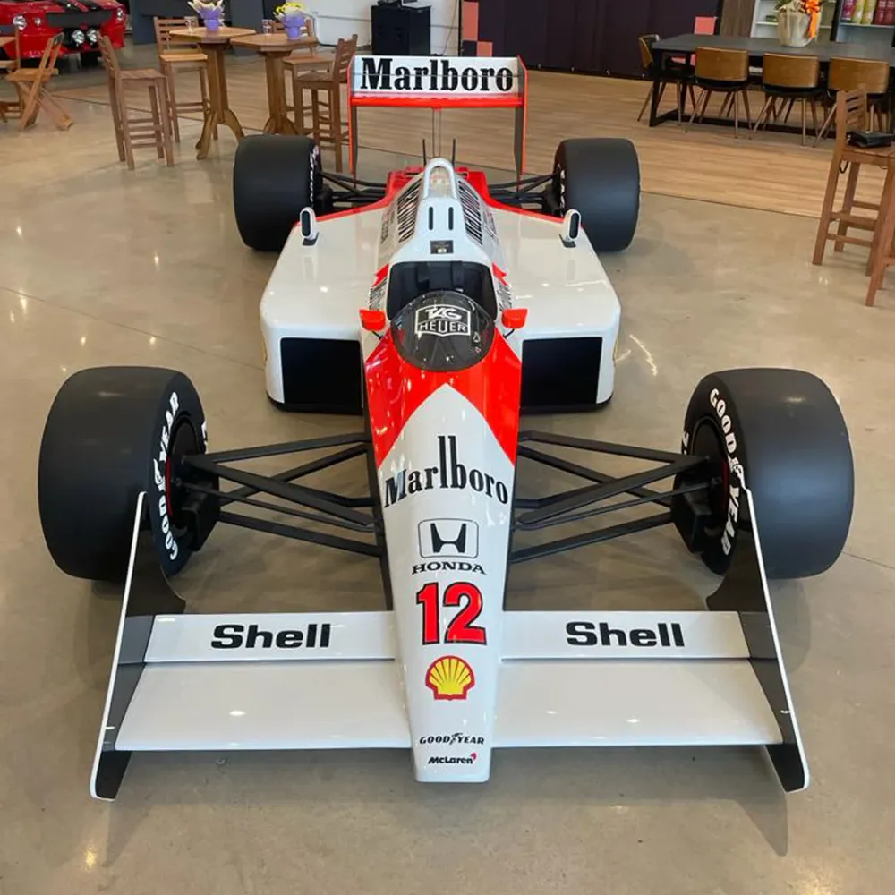 Réplique à l'échelle 1:1 de la voiture de Formule 1 MP4-4 1988 Art of Helmets
