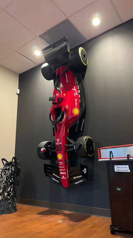 Réplique à l'échelle 1:2 de la voiture de Formule 1 SF-75 2022 Art of Helmets