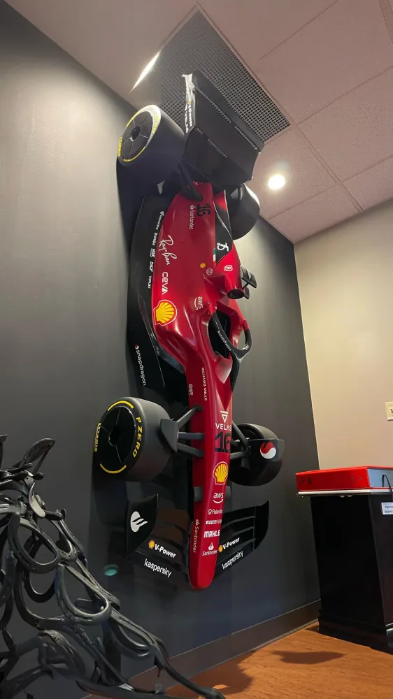 Réplique à l'échelle 1:2 de la voiture de Formule 1 SF-75 2022 Art of Helmets