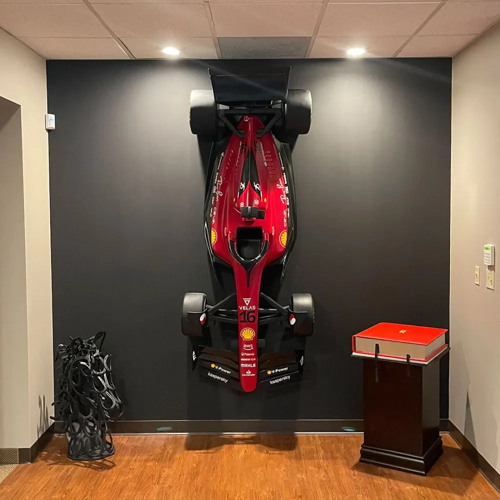 Réplique à l'échelle 1:2 de la voiture de Formule 1 SF-75 2022 Art of Helmets