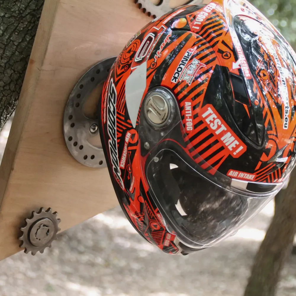 Porte casque moto bois pieces mecaniques Atelierecup06