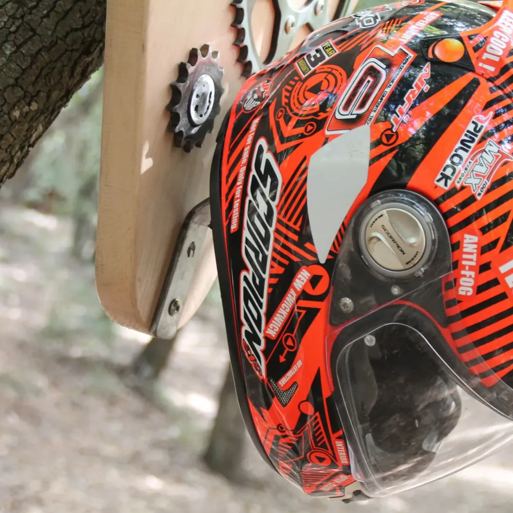 Porte casque moto bois triangle Atelierecup06