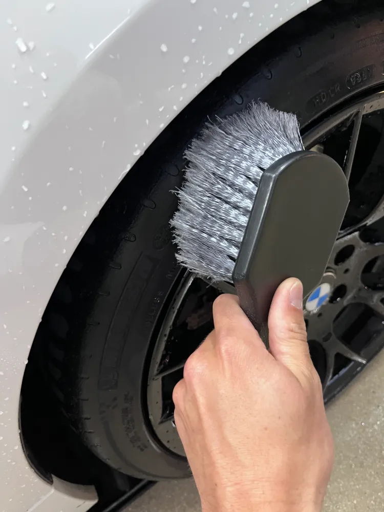 Brosse à Pneus Voiture – Poils Robustes & Manche Ergonomique | VibeAuto