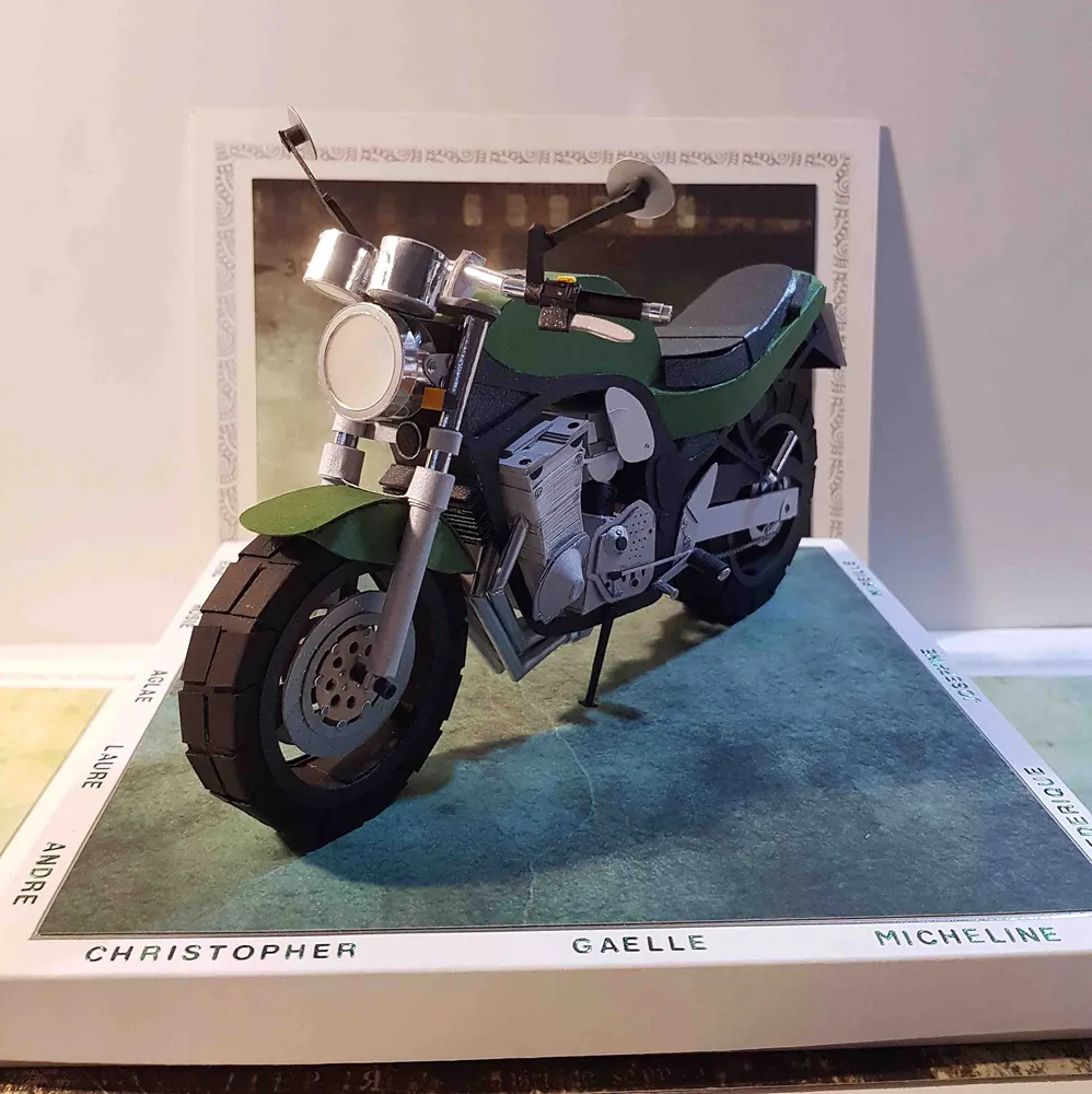 Boite Surprise, maquette de moto Suzuki Bandit 600N de 1996 Cartes and co