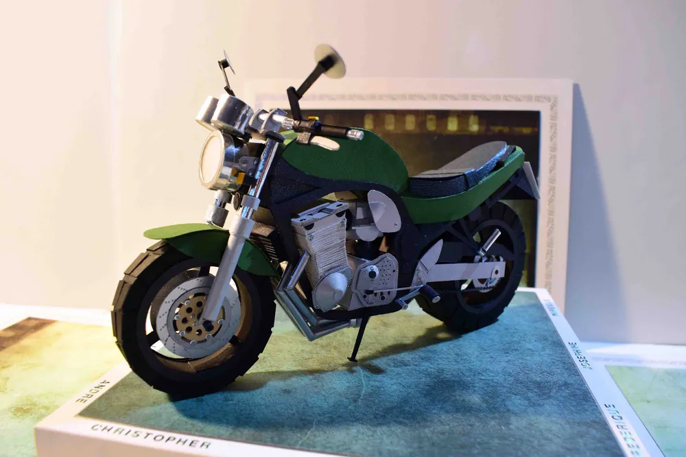 Boite Surprise, maquette de moto Suzuki Bandit 600N de 1996 Cartes and co