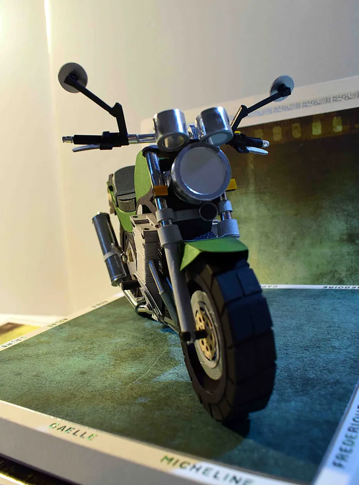 Boite Surprise, maquette de moto Suzuki Bandit 600N de 1996 Cartes and co