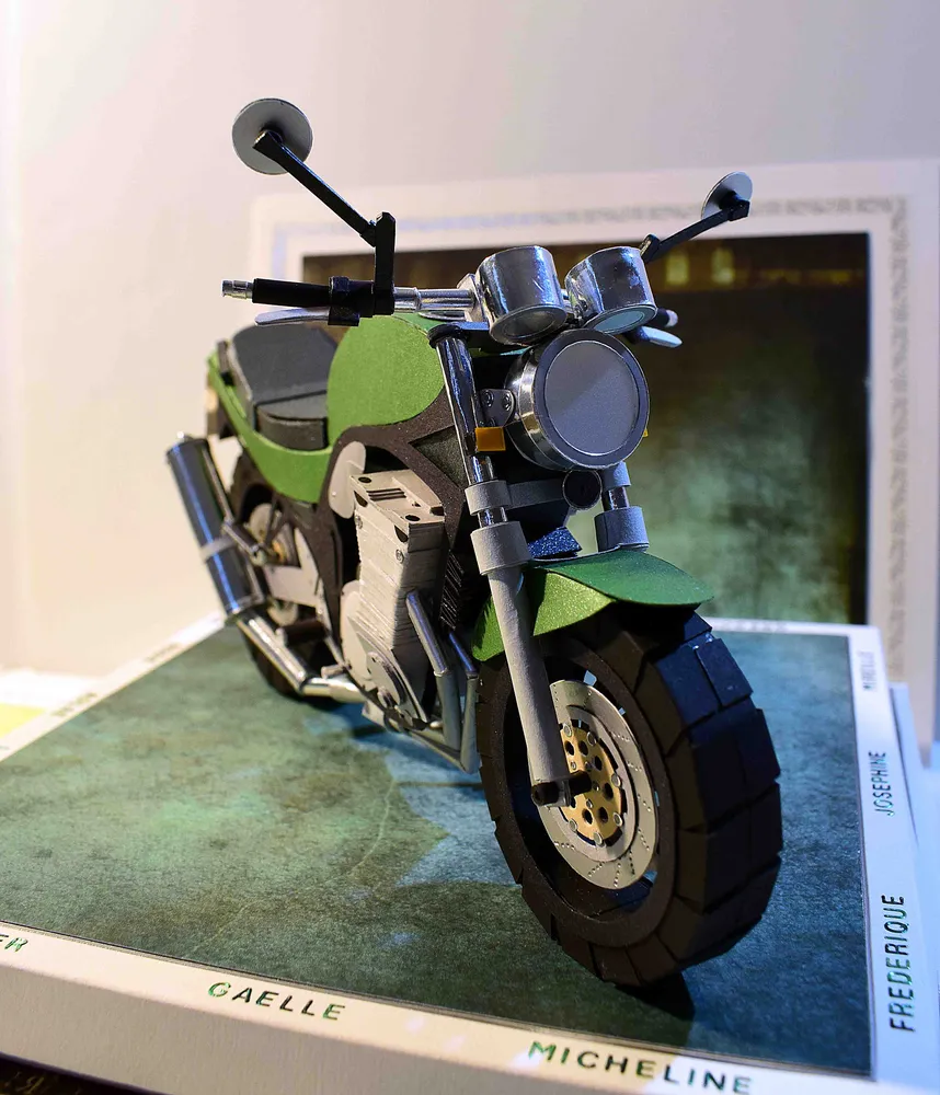 Boite Surprise, maquette de moto Suzuki Bandit 600N de 1996 Cartes and co
