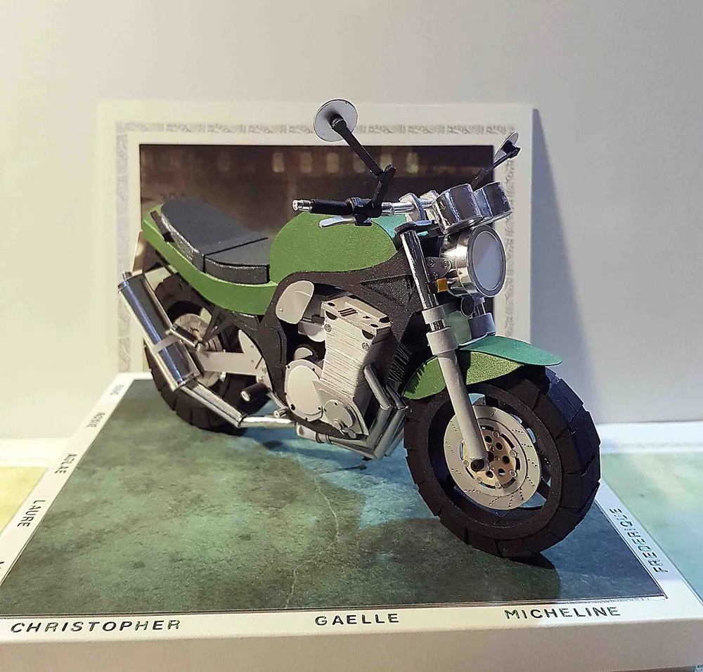 Boite Surprise, maquette de moto Suzuki Bandit 600N de 1996 Cartes and co