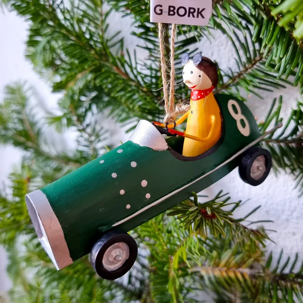 Pilote de course dans une voiture de sport G-Bork