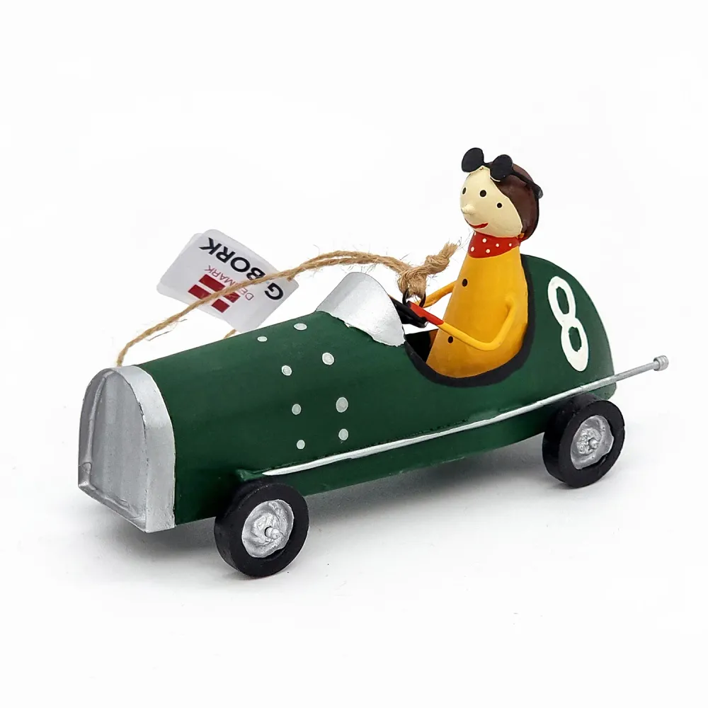 Pilote de course dans une voiture de sport G-Bork