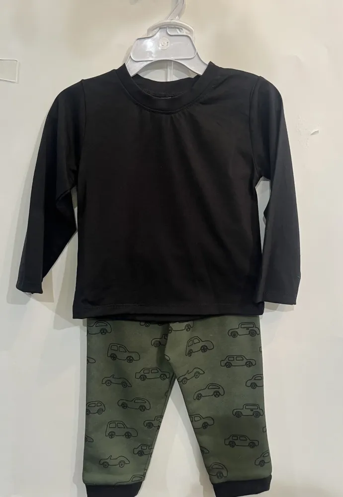 Ensemble coton ouaté 3 pièces T&L vert olive et noir imprimé de voiture. Kids Energy