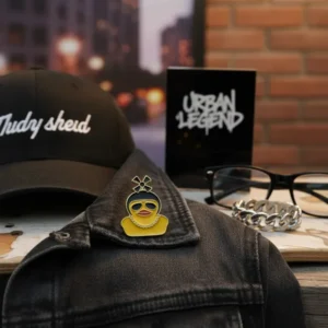 Pin’s Canard Jaune avec Casque Moto à Hélices