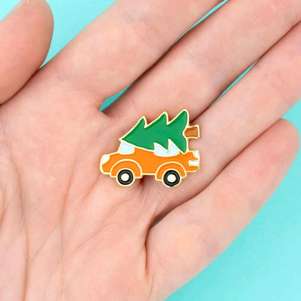 Pin's Voiture sapin - Coucou Suzette
