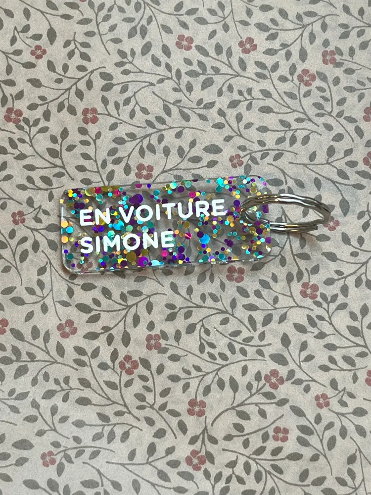 Porte-Clés Paillettes "En Voiture Simone" Multicolore - Plus de Love
