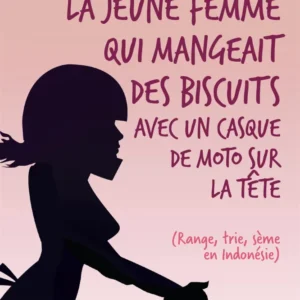 La jeune femme qui mangeait des biscuits avec un casque de moto sur la tête : (range, trie, sème en Indonésie) Quebecor Media