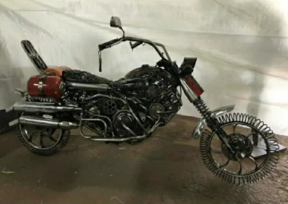 Sculpture métallique artisanale – Liberté, moto taille réelle en acier recyclé