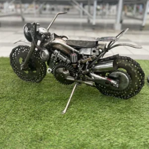 Sculpture métallique artisanale – Mini Liberté, petite moto en acier recyclé