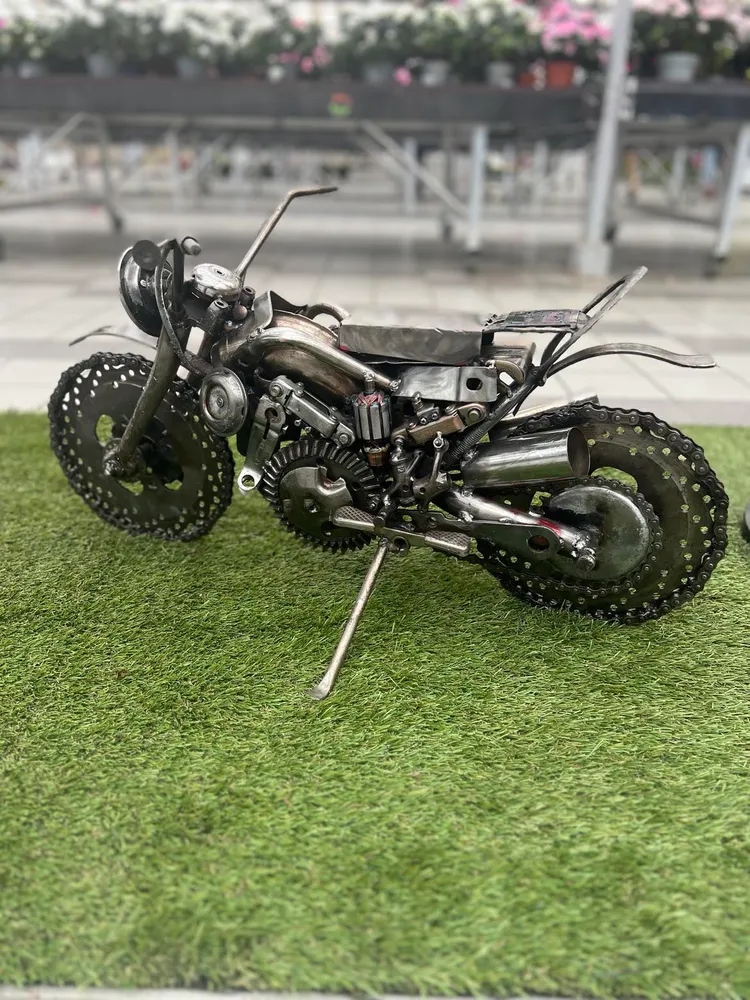 Sculpture métallique artisanale – Mini Liberté, petite moto en acier recyclé
